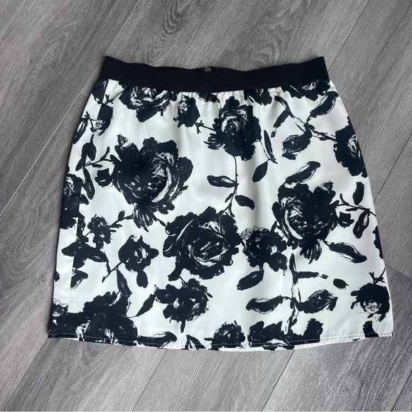 LOFT Dresses & Skirts - LOFT Black and White Floral Mini Skirt